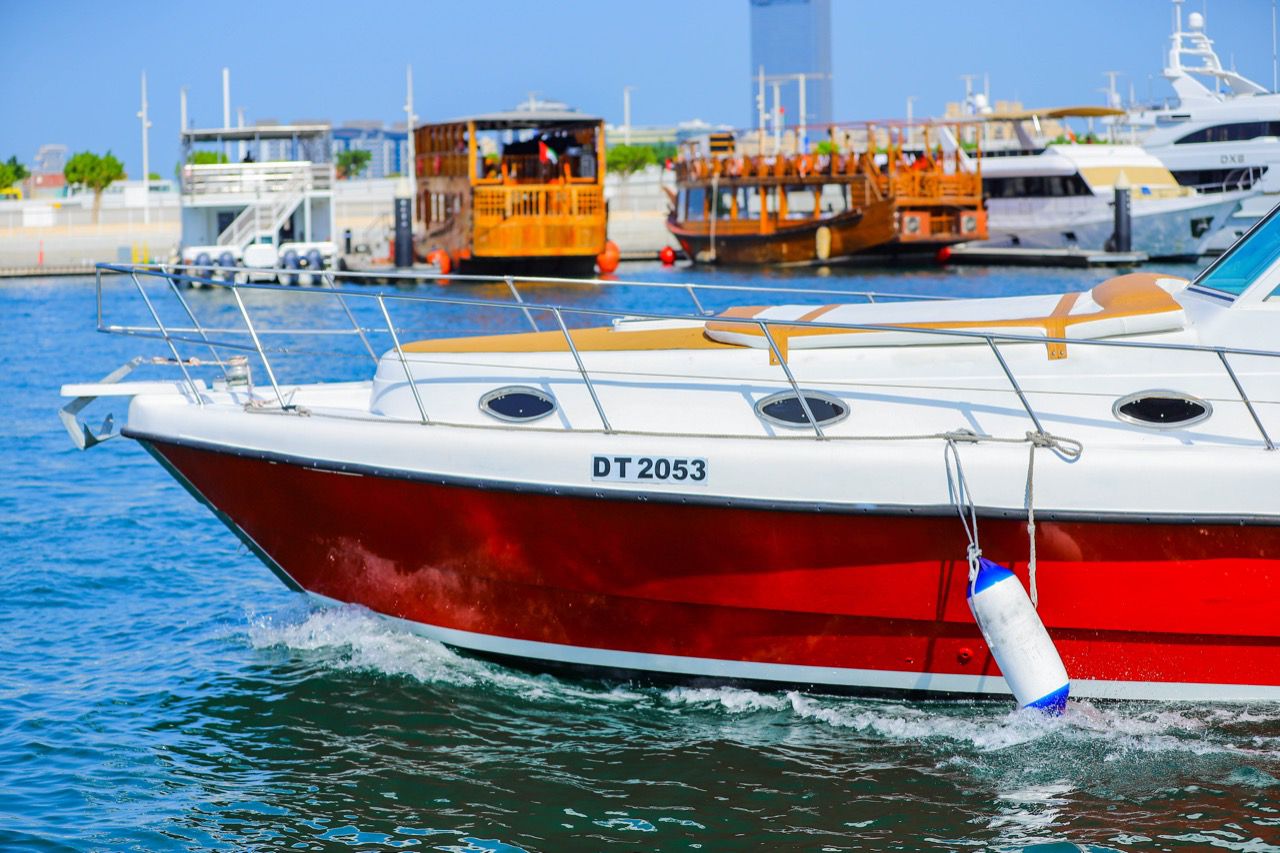 40 ft yacht side angle view