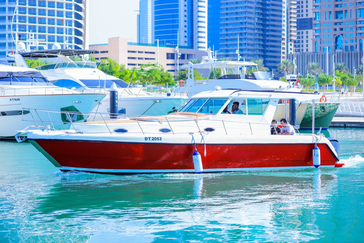 40 ft yacht side angle view