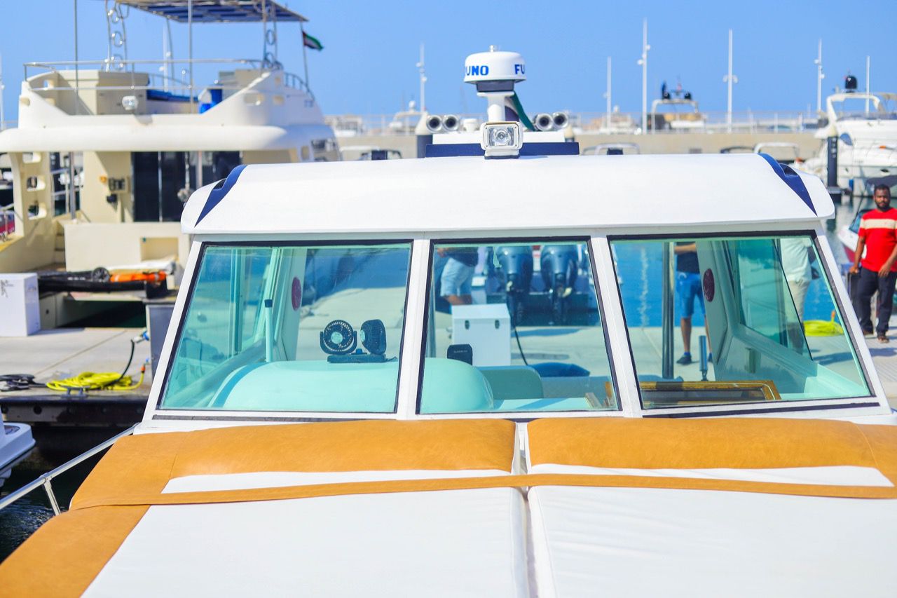 40ft yacht side view