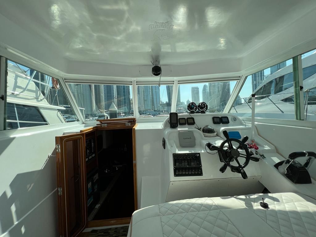 40ft yacht wheelhouse view 2