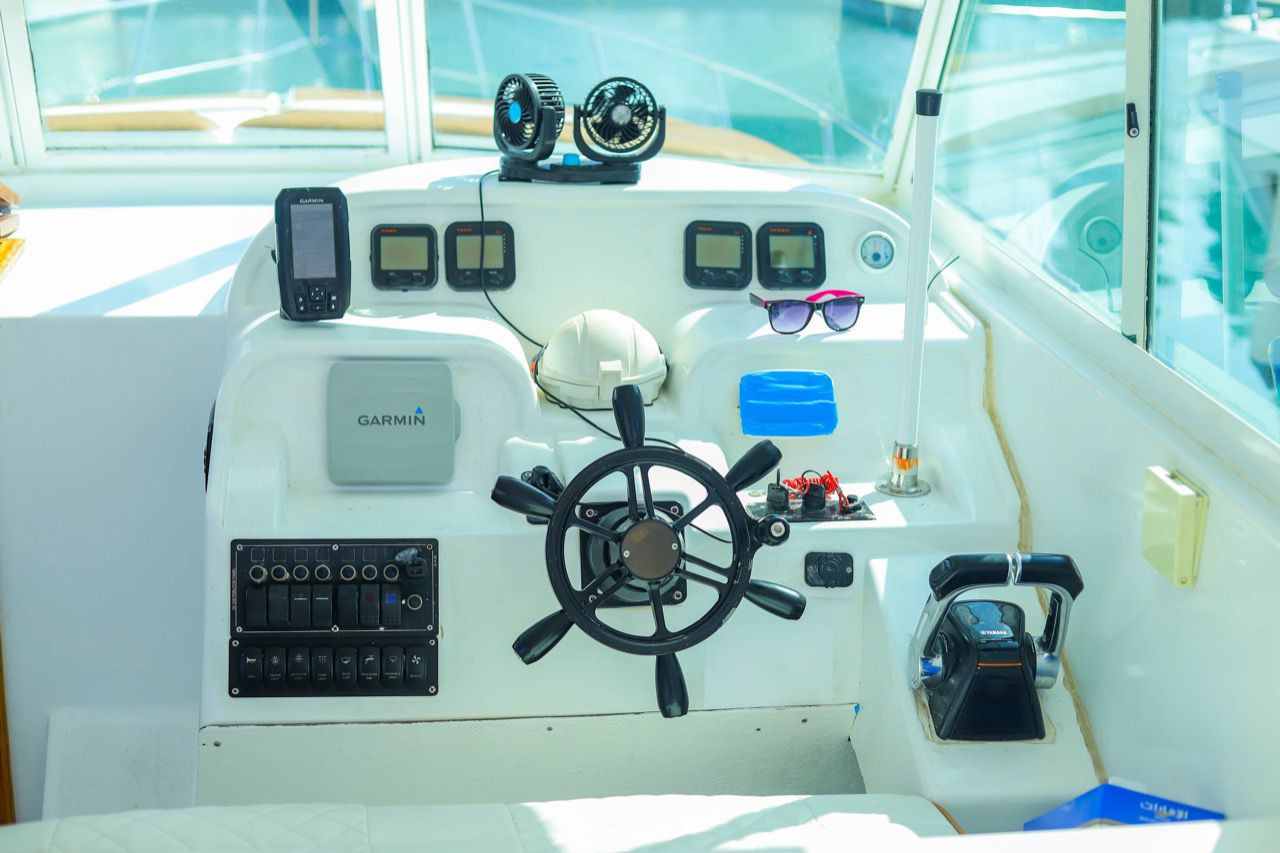 40 ft yacht wheelhouse