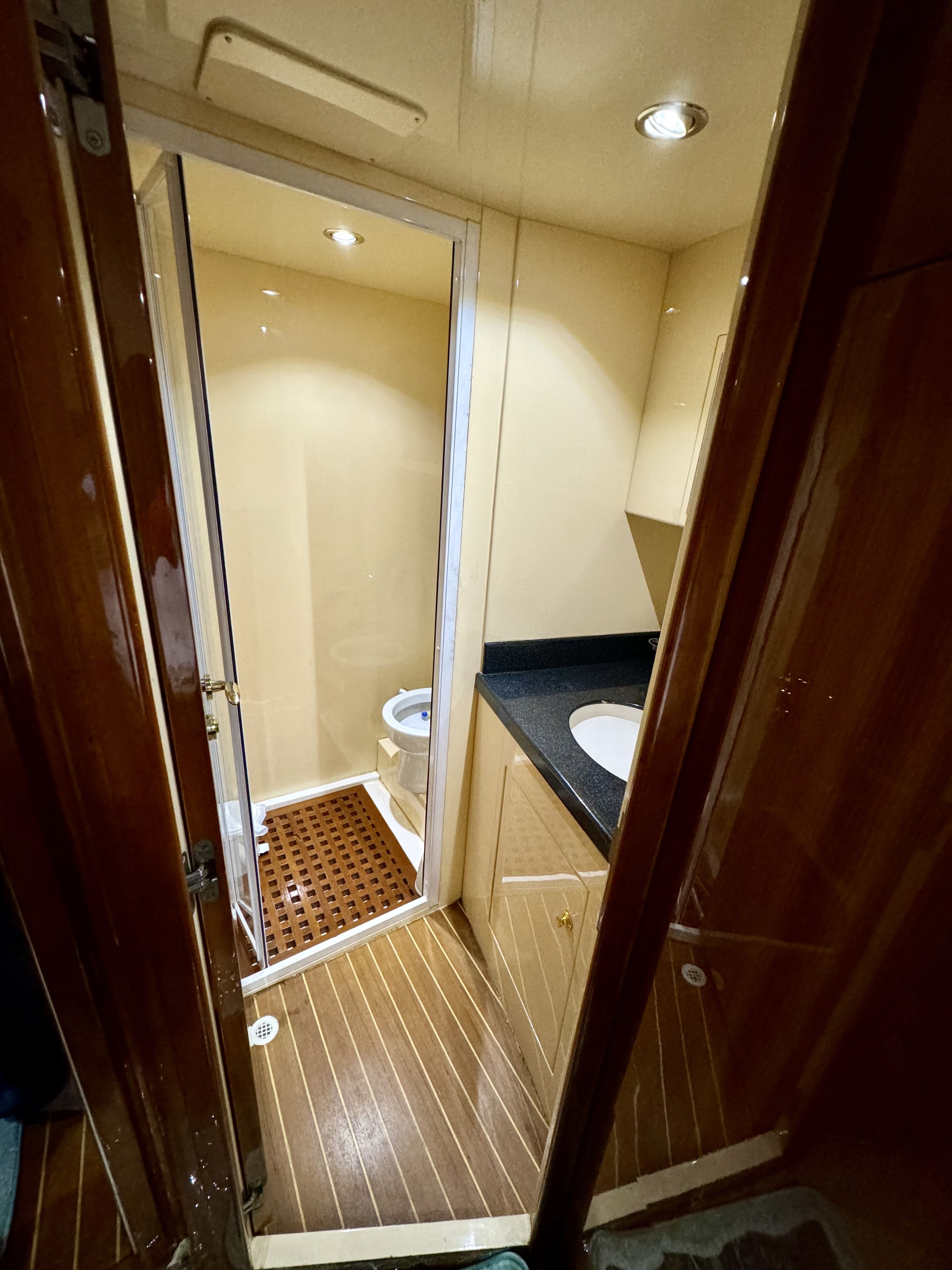42ft yacht wheelhouse view