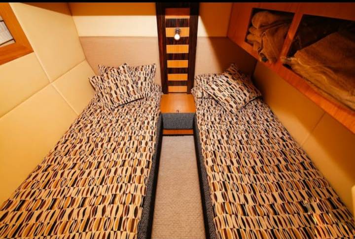 44ft yacht dining room